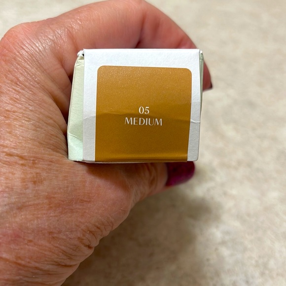 BNIB GLOWISH BY HUDA BEAUTY MULTI DEW SKIN TINT MEDIUM 05 - Picture 12 of 14